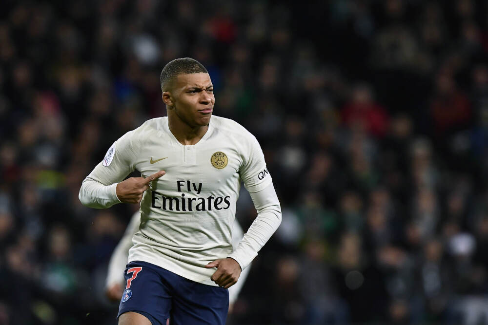 成都一中学举办“抢零食大赛” 教师为自己学生疯狂抢零食